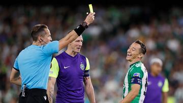 Moment in which Andrés Guardado is reprimanded by the referee in the match against Ludogorets in the Europa League.