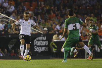 Enzo Roco sale al cruce de un jugador del Valencia. 