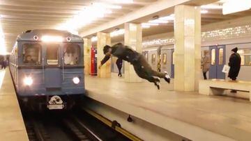 Un joven salta frente a un tren en movimiento. Im&aacute;gen: YouTube