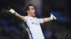 Manchester City&#039;s Chilean goalkeeper Claudio Bravo reacts during the English Premier League football match between Manchester City and Watford at the Etihad Stadium in Manchester, north west England, on December 14, 2016. / AFP PHOTO / Anthony DEVLIN