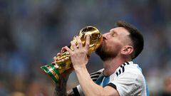 Messi besa la Copa del Mundo tras ganarla con Argentina.