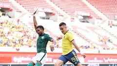 Rafael Santos Borré pisa el área ante Arabia Saudita con la Selección Colombia.