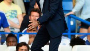 Jos&eacute; Mourinho da indicaciones en el partido que Chelsea empat&oacute; con el Swansea. 