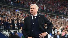 Real Madrid's Italian coach Carlo Ancelotti looks on during the UEFA Champions League final football match between Liverpool and Real Madrid at the Stade de France in Saint-Denis, north of Paris, on May 28, 2022. (Photo by FRANCK FIFE / AFP)