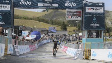 El ciclista británico Simon Yates celebra su victoria en la cima del Sassotetto en la Tirreno-Adriático 2020.