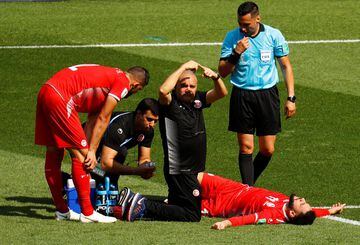 A los pocos minutos de anotar su primer gol, Dylan Bronn cayó lesionado y tuve que ser retirado en camilla.