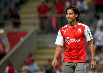 BRAGA, PORTUGAL - JULY 29: Diego Lainez of SC Braga greets his new fans during the Pre-Season Friendly match between SC Braga and Celta Vigo at Estadio Municipal de Braga on July 29, 2022 in Braga, Portugal. (Photo by MB Media/Getty Images)