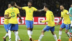 Gabriel Jes&uacute;s, Miranda, Paulinho, Coutinho y Dani Alves, celebrando un gol de Brasil.