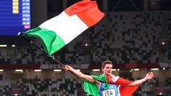 Tokyo 2020 Olympics - Athletics - Men&#039;s 4 x 100m Relay - Final - Olympic Stadium, Tokyo, Japan - August 6, 2021. Lorenzo Patta of Italy, Filippo Tortu of Italy, Lamont Marcell Jacobs of Italy and Eseosa Desalu of Italy celebrate winning the gold meda
