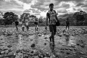 El fotógrafo colombiano realizó una serie fotográfica en la cual narra la historia de excombatientes de las FARC que juegan al fútbol frente a pobladores locales de la zona y soldados de las Fuerzas Armadas de Colombia. 