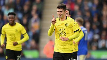 LEICESTER, ENGLAND - NOVEMBER 20: Christian Pulisic of Chelsea celebrates after scoring their team&#039;s third goal during the Premier League match between Leicester City and Chelsea at The King Power Stadium on November 20, 2021 in Leicester, England. (Photo by Michael Regan/Getty Images)