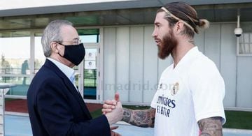 Florentino saluda a Ramos en Valdebebas, esta temporada.