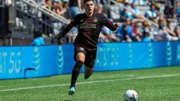 CHARLOTTE, NC - APRIL 10: Ronaldo Cisneros (29) of Atlanta United chases a loose ball during a soccer match between the Charlotte FC and the Atlanta United on April 10, 2022 at Bank of America Stadium in Charlotte, NC.  (Photo by David Jensen/Icon Sportswire via Getty Images)