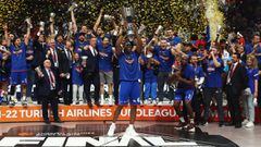 Basketball - Euroleague Final - Real Madrid v Anadolu Efes - Stark Arena, Belgrade, Serbia - May 21, 2022 Anadolu Efes&#039;s Bryant Dunston holds the trophy and celebrates with team members after winning the Euroleague final REUTERS/Marko Djurica