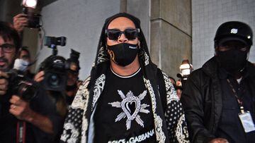 Former football star Ronaldinho (C) is pictured upon arriving on a private jet at El Galeao airport in Rio de Janeiro, Brazil, on August 25, 2020, following more than five months in detention in Paraguay over a fake passport scandal. - A judge on Monday r