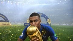 TOPSHOT - France&#039;s forward Kylian Mbappe kisses the World Cup trophy after the Russia 2018 World Cup final football match between France and Croatia at the Luzhniki Stadium in Moscow on July 15, 2018. / AFP PHOTO / FRANCK FIFE / RESTRICTED TO EDITORI