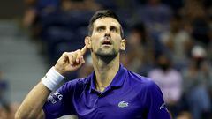 El tenista serbio Novak Djokovic se lleva el dedo al oído durante su partido ante Matteo Berrettini en el US Open 2021.