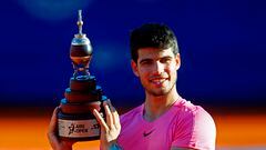 Tennis - ATP 250 - Argentina Open - Buenos Aires Lawn Tennis Club, Buenos Aires, Argentina - February 19, 2023 Spain's Carlos Alcaraz celebrates with the trophy after winning his final match against Britain's Cameron Norrie REUTERS/Matias Baglietto