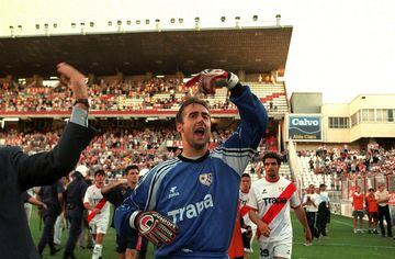 En 1997 fichó por el Rayo Vallecano de la Segunda División. En 1999 ascendió a la Primera División española. Tampoco gozó de muchos minutos en la portería vallecana, jugó 36 partidos de Liga en tres años en Primera. Al finalizar la temporada 2001/02 anunc