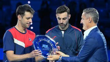 Marcel Granollers y Horacio Zeballos reciben el trofeo de subcampeones en las ATP Finals.