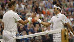 Wimbledon: Federer sweeps into fourth round