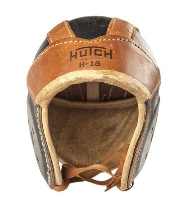 El casco añadió más relleno en el cuero, y la forma de gota que tenía era para que los golpes resbalaran. 