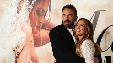 Ben Affleck, molesto con los paparazzi que lo fotografiaron en París con Jennifer Lopez.