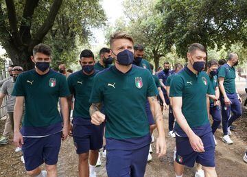 ROME, ITALY - JUNE 20: Italian national team players and staff walk in the park before the UEFA Euro 2020 Championship Group A match between Italy and Wales at Olimpico Stadium on June 20, 2021 in Rome, Italy. (Photo by Claudio Villa/Getty Images)