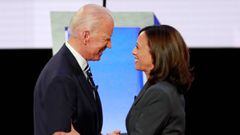 Joe Biden y Kamala Harris se dan la mano antes del inicio de la segunda noche del segundo debate de candidatos dem&oacute;cratas presidenciales de Estados Unidos en 2020 en Detroit, Michigan, Estados Unidos, 31 de julio de 2019.