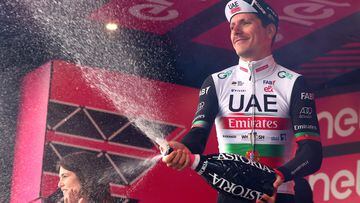 Joao Almeida, en el podio de Monte Bondone, tras conseguir su primer triunfo en el Giro.