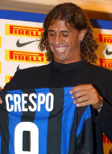 Cuando Ronaldo se marchó del Inter, este tuvo que buscarle un sustituto de urgencia. En 2002 se marchó al Inter procedente de la Lazio a cambio de cuarente millones de eruos. Únicamente defendió la camiseta del equipo italiano una temporada (02/03) ya que al año siguiente de marcharía al Chelsea. 