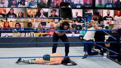 Roman Reigns ataca a Daniel Bryan en SmackDown mientras Jey Uso impide que Cesaro le ayude.