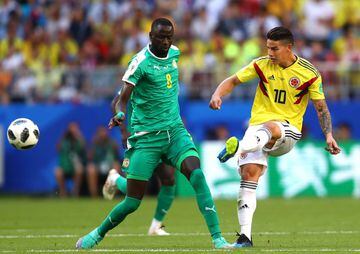 SAMARA, RUSSIA - JUNE 28: James Rodriguez de Colombia bajo la marca de Cheikhou Kouyate de Senegal durante el partido Senegal-Colombia, del Grupo H del Mundial de Fútbol de Rusia 2018, en el Samara Arena de Samara, Rusia, hoy 28 de junio de 2018