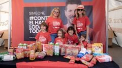 La familia Simeone, en la recogida de alimentos &#039;Contra el hambre lo damos todo&#039; en 2022. 