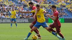 El centrocampista de la UD Las Palmas Maximo Perrone (c) rodeado de rivales del Villarreal durante el partido de LaLiga entre UD Las Palmas y el Villarreal, este sábado en el estadio de Gran Canaria. EFE/ Angel Medina G.