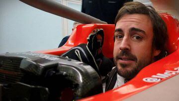Fernando Alonso realizando la prueba del asiento en el MCL33.