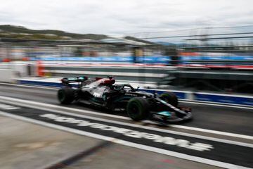 Mercedes' British driver Lewis Hamilton steers his car during the qualifying session for the Formula One Russian Grand Prix at the Sochi Autodrom circuit in Sochi on September 25, 2021. (Photo by Yuri Kochetkov / POOL / AFP)