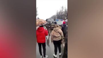 Civiles ucranianos se plantan delante de los militares rusos