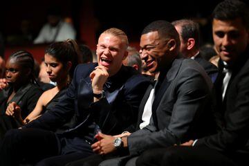 Haaland y Mbappé bromean durante un momento de la gala del Balón de Oro.