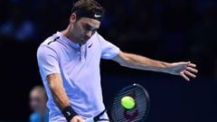 Roger Federer devuelve una bola ante Alexander Zverev durante su partido en la fase de grupos de las ATP Finals.