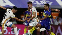 Boca Juniors' midfielder Eduardo Salvio (R) vies for the ball with Arsenal's defender Damian Perez (L) during their Argentine Professional Football League match at La Bombonera stadium in Buenos Aires, on April 2, 2022. (Photo by ALEJANDRO PAGNI / AFP)