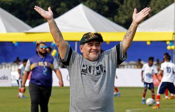 Argentina's soccer legend Diego Maradona gestures as he attends a workshop with school students in Kadambagachi village, West Bengal, India December 12, 2017. REUTERS/Rupak De Chowdhuri