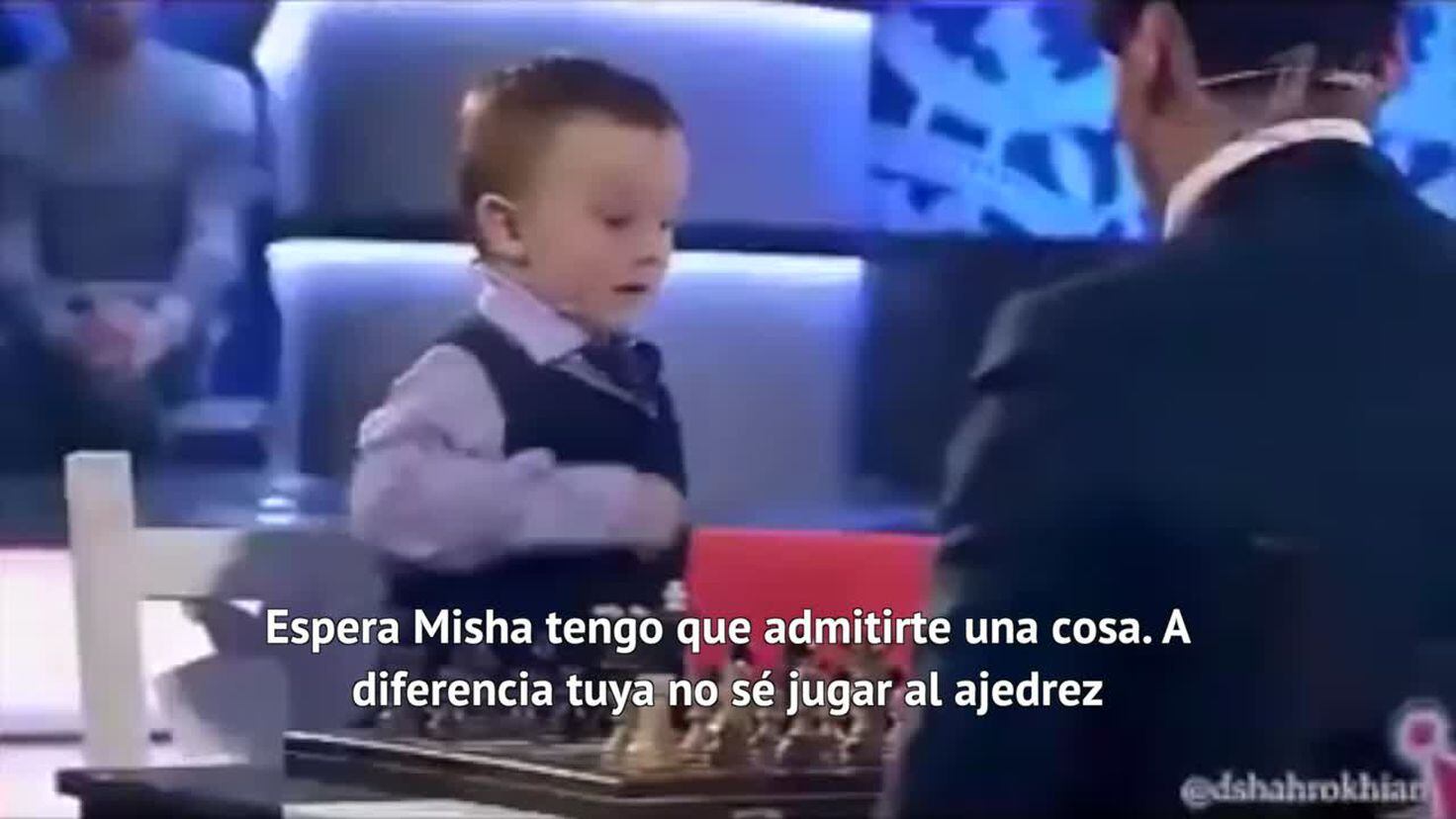 Con todos ustedes, Anatoli Kárpov dándole una paliza al ajedrez a un niño  de cuatro años