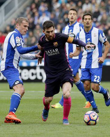 Alex Bergantiños pelea el balón con Messi.