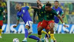 GR5382. LUSAIL (CATAR), 02/12/2022.- Pierre Kunde (d) de Camerún disputa un balón con Daniel Alves de Brasil hoy, en un partido de la fase de grupos del Mundial de Fútbol Qatar 2022 entre Camerún y Brasil en el estadio de Lusail (Catar). EFE/ Juanjo Martin
