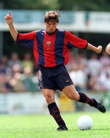 El jugador barcelonés jugó como blaugrana desde 1994 hasta 1999. Llevó el '10' en la temporada 94/95 y en la 95/96. 