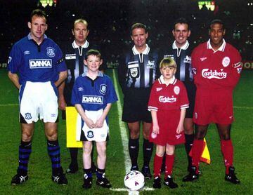 Rooney de niño, en el saque inicial de un Derbi de Merseyside entre Everton y Liverpool.