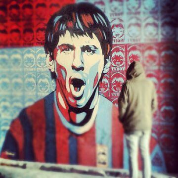 El verdadero nombre del graffitero TVBoy es Salva. Se define como un artista Urbanpop. Es italiano de nacimiento, más concretamente de Milán, y se confiesa como un fiel seguidor del Barcelona. De ahí que Messi haya sido uno de los personajes que más ha reflejado en sus obras. Un icono para los argentinos y para los azulgrana.