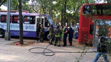 Autobús se impacta contra Metrobús en Reforma