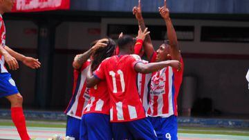 Estudiantes de M&eacute;rida celebra uno de los goles anotados ante Zulia en el Torneo Clausura.